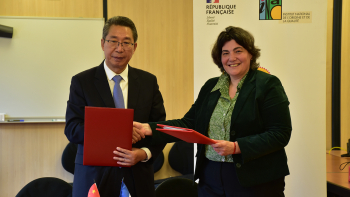 Signature de l'accord de coopération technique entre l'INAO, représenté par Mme Carole Ly (à droite), et la China national intellectual property administration, représentée par M. Shen Changyu (à gauche sur la photo).