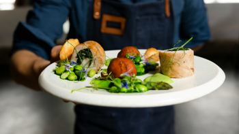 Restaurateur avec une assiette