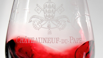 Verre de vin ©Fédération des syndicats de producteurs de Châteauneuf-du-Pape - Guenaël Kessler