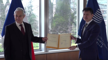 La France (par l'intermédiaire de François Rivasseau, Ambassadeur de France auprès de l’ONU - à gauche) a déposé le 21 janvier 2021 son instrument de ratification de l’Acte de Genève auprès du Directeur général de l’OMPI, M. Daren Tang. La France était le premier État membre de l'Union européenne à ratifier ce traité.