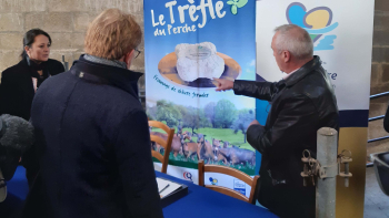Photo de la cérémonie de signature du contrat de filière locale du fromage de chèvre fermier « Trèfle du Perche »