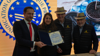 Remise du certificat d'homologation de l'IGP "Melon de Cavaillon" au Syndicat des Maîtres Melonniers de Cavaillon par le Commissaire européen M. Christophe Hansen.