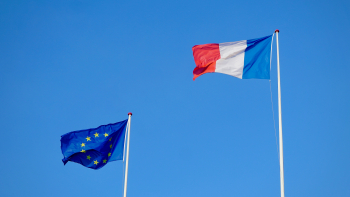 Drapeaux de la France et de l'Union européenne ©Antoine Schibler sur Unsplash