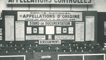 Stand du Comité national des appellations d'origine, ancêtre de l'INAO, au Concours général agricole de 1937 (archives du Château-Grillet)