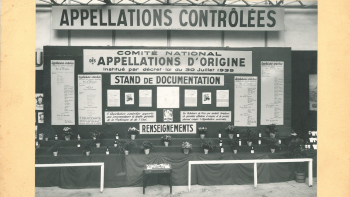 Stand du Comité National des Appellations d’Origine, ancêtre de l’INAO, au Concours général agricole de 1937 (archives du Château-Grillet)