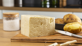 Tome fraîche de l'Aubrac sur un plateau avec des pommes de terre