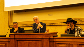 Introduction du colloque, par le député Christophe Marion (au centre), accompagné par le président du Conseil permanent de l'INAO Philippe Brisebarre (à gauche) et l'agroclimatologue Serge Zaka (à droite), animateur de l'événement.