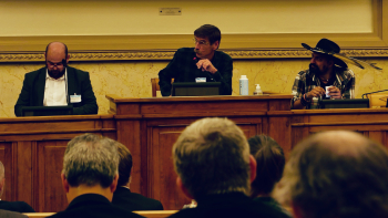 Conclusion du colloque par Jérôme Bauer, viticulteur et président de la CNAOC (à gauche), et Philippe Henry, agriculteur et vice-président de l'Agence Bio (au centre)