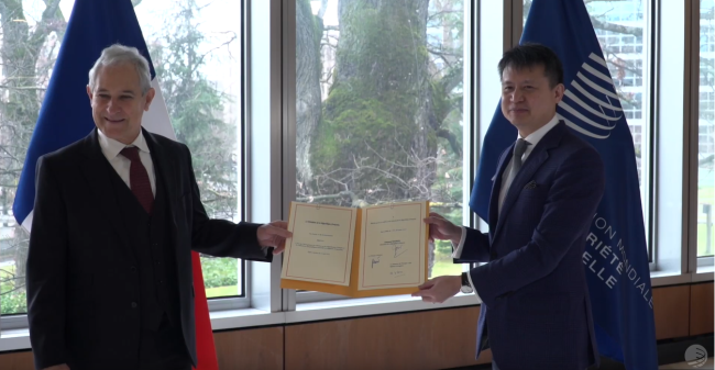 La France (par l'intermédiaire de François Rivasseau, Ambassadeur de France auprès de l’ONU - à gauche) a déposé le 21 janvier son instrument de ratification de l’Acte de Genève auprès du Directeur général de l’OMPI, M. Daren Tang.