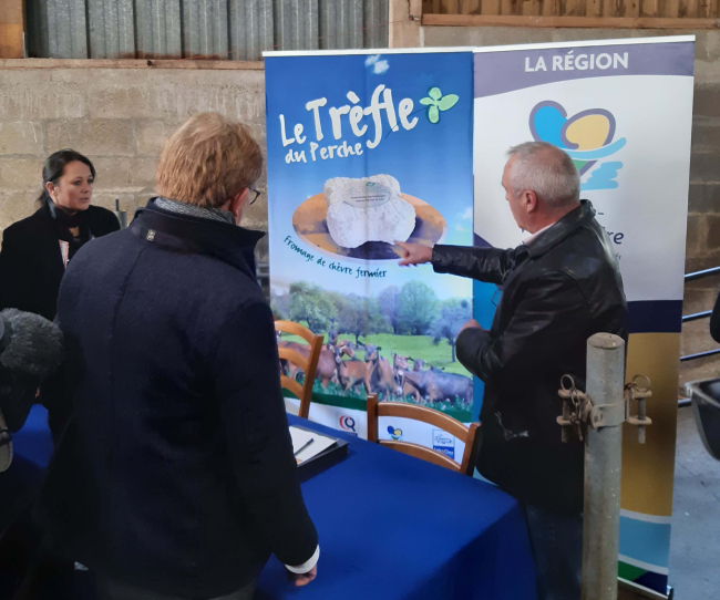 Photo de la cérémonie de signature du contrat de filière locale du fromage de chèvre fermier « Trèfle du Perche »