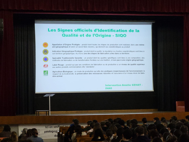 Photographie prise lors de l'événement de sensibilisation aux SIQO organisé au Lycée du Valentin dans la Drôme.